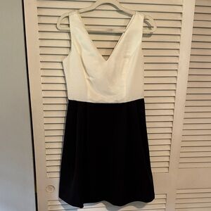 NWT Jessica Simpson V-Neck Two-Tone Black and White Dress with Pockets